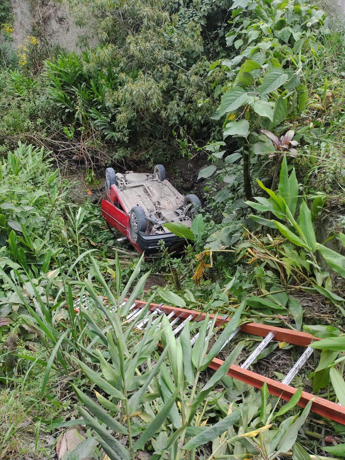 Veículo sai da pista em uma ponte e cai de altura de cerca de 4 metros