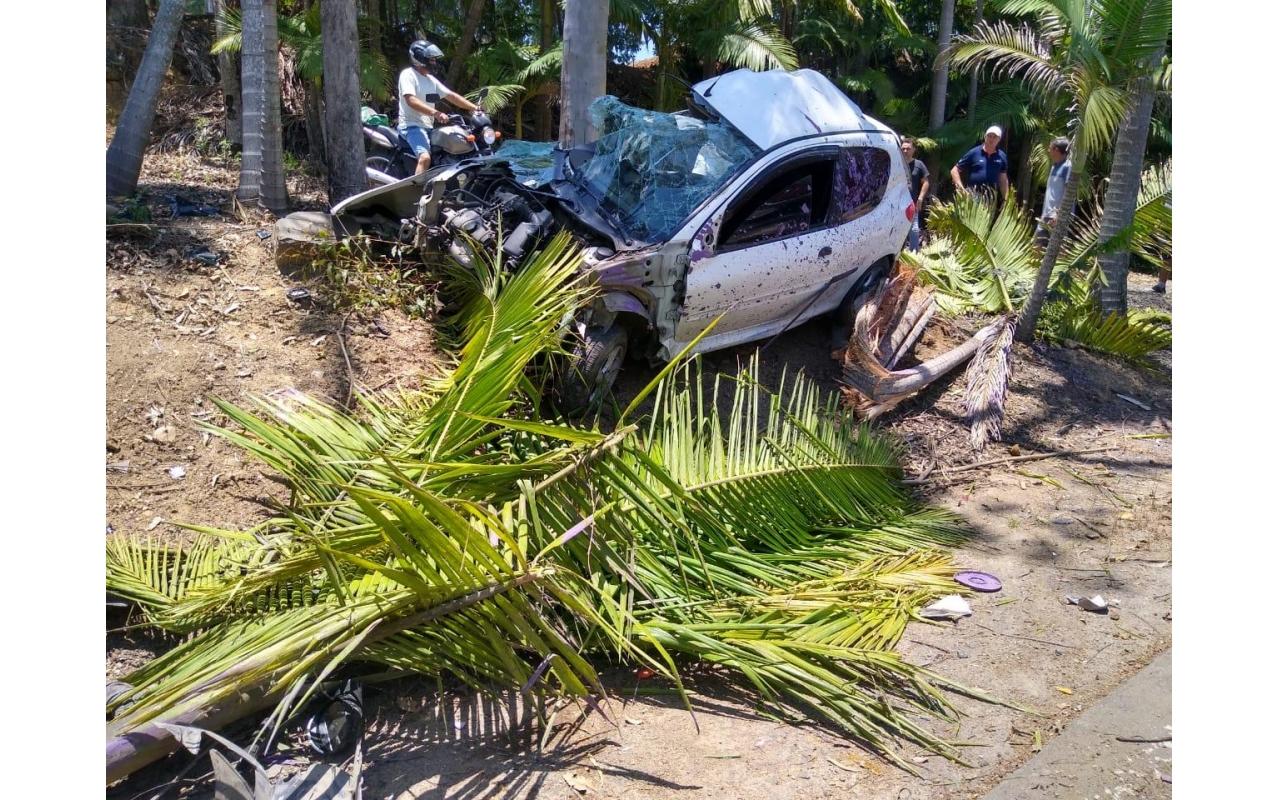 Veículo sai de pista e bate em árvores no Cerro Negro em Ituporanga