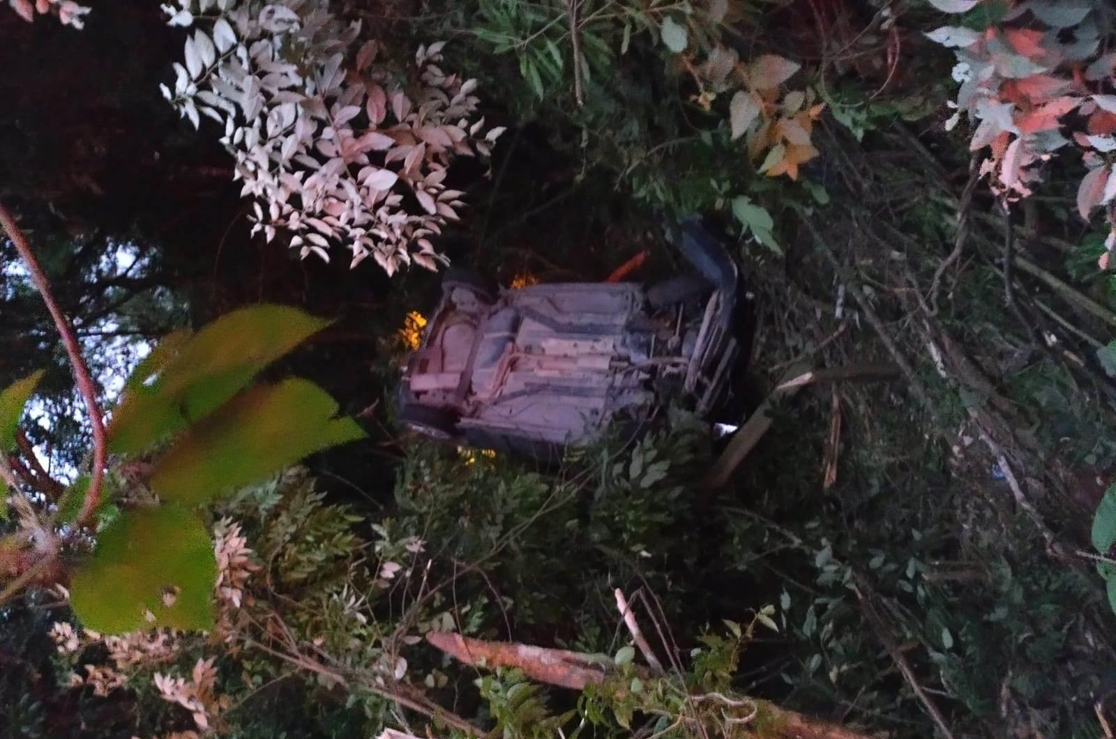 Veículo sai de pista e capota na SC-350 em Ituporanga