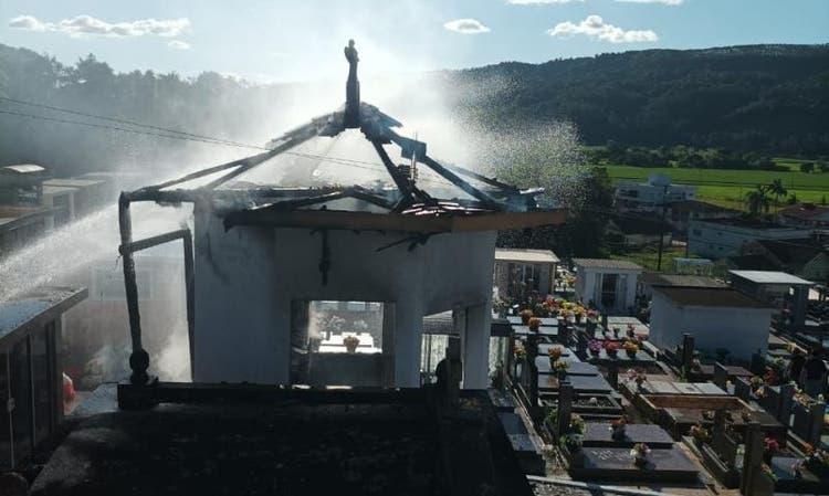 Velas causam incêndio em cemitério e bombeiros são acionados no Alto Vale
