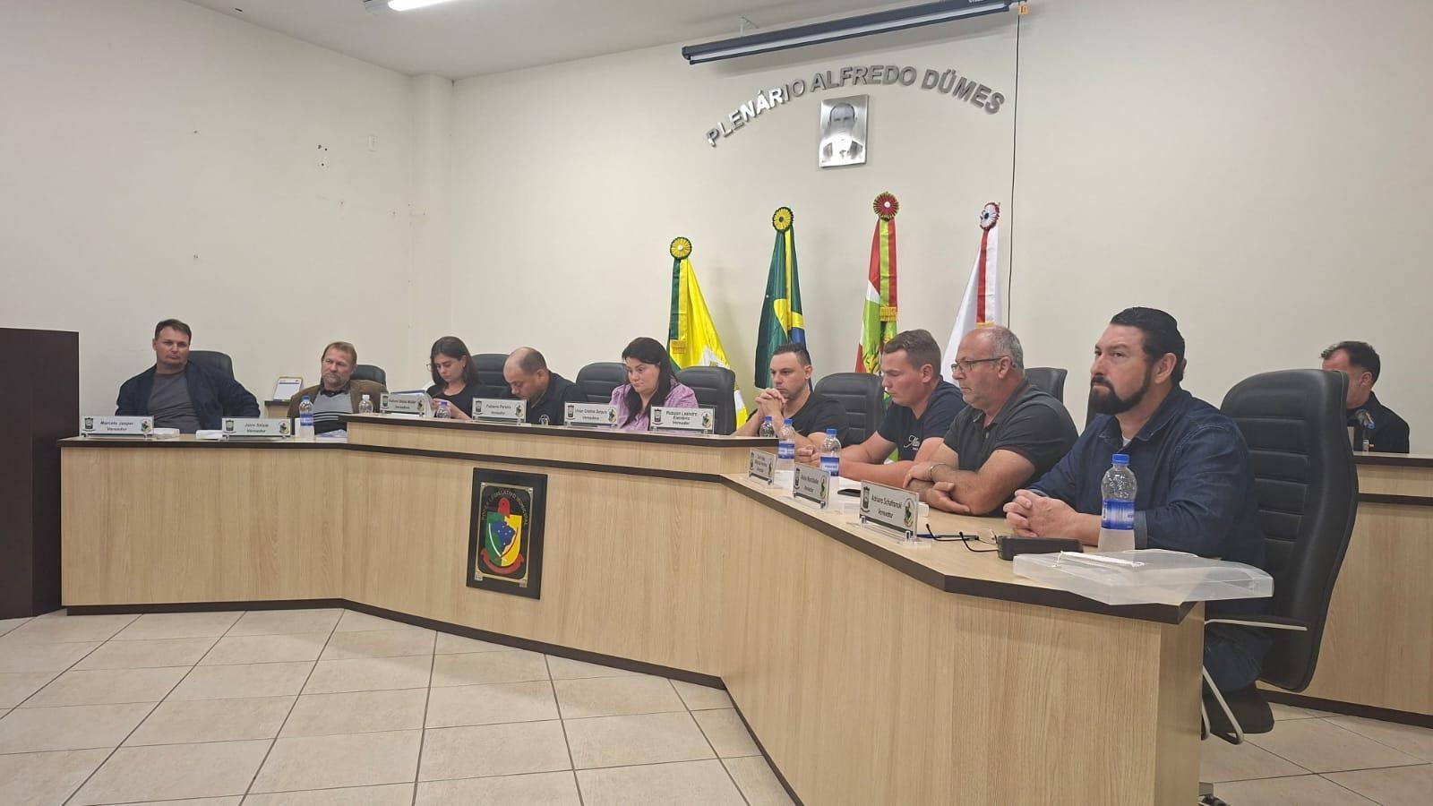 Vereador cobra manutenção de calçamentos e bueiros em Aurora