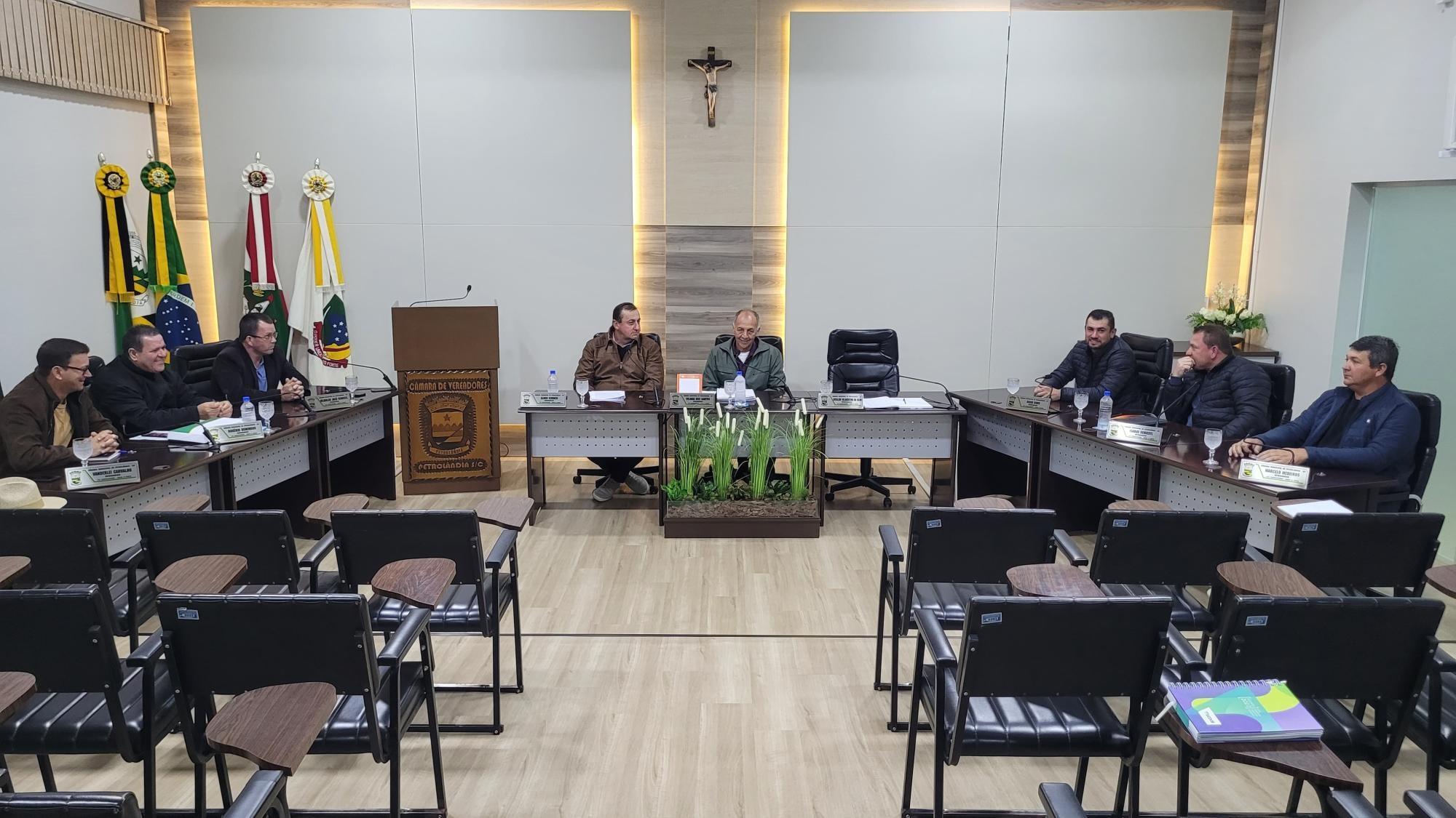 Vereador esclarece sobre mudança de local de creche e reforma da prefeitura em Petrolândia 