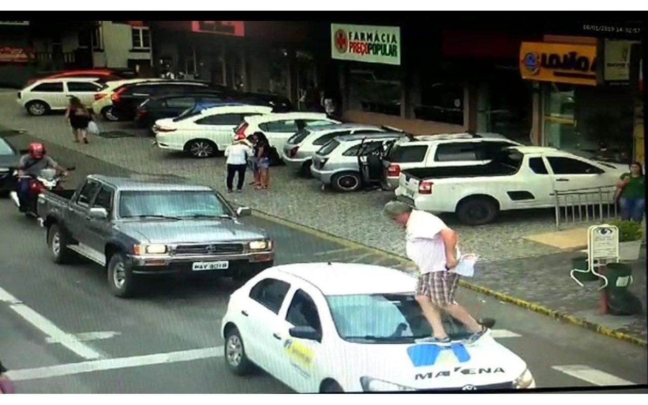 Vereador passa por cima de capô de carro parado na faixa de pedestre em SC