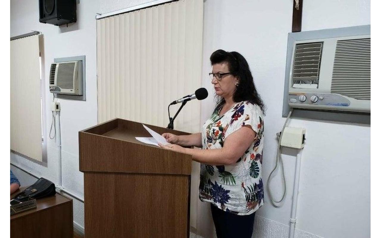 Vereadora demonstra indignação com absolvição do prefeito de Bom Retiro na Câmara de Vereadores