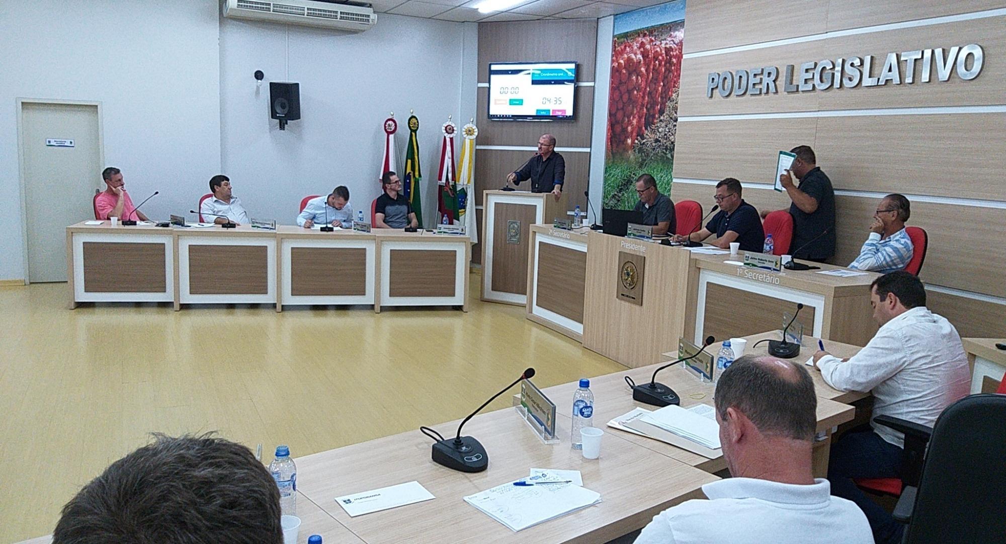 Vereadores acatam requerimento de iniciativa popular e abrem comissão processante para investigar condutas do prefeito de Ituporanga
