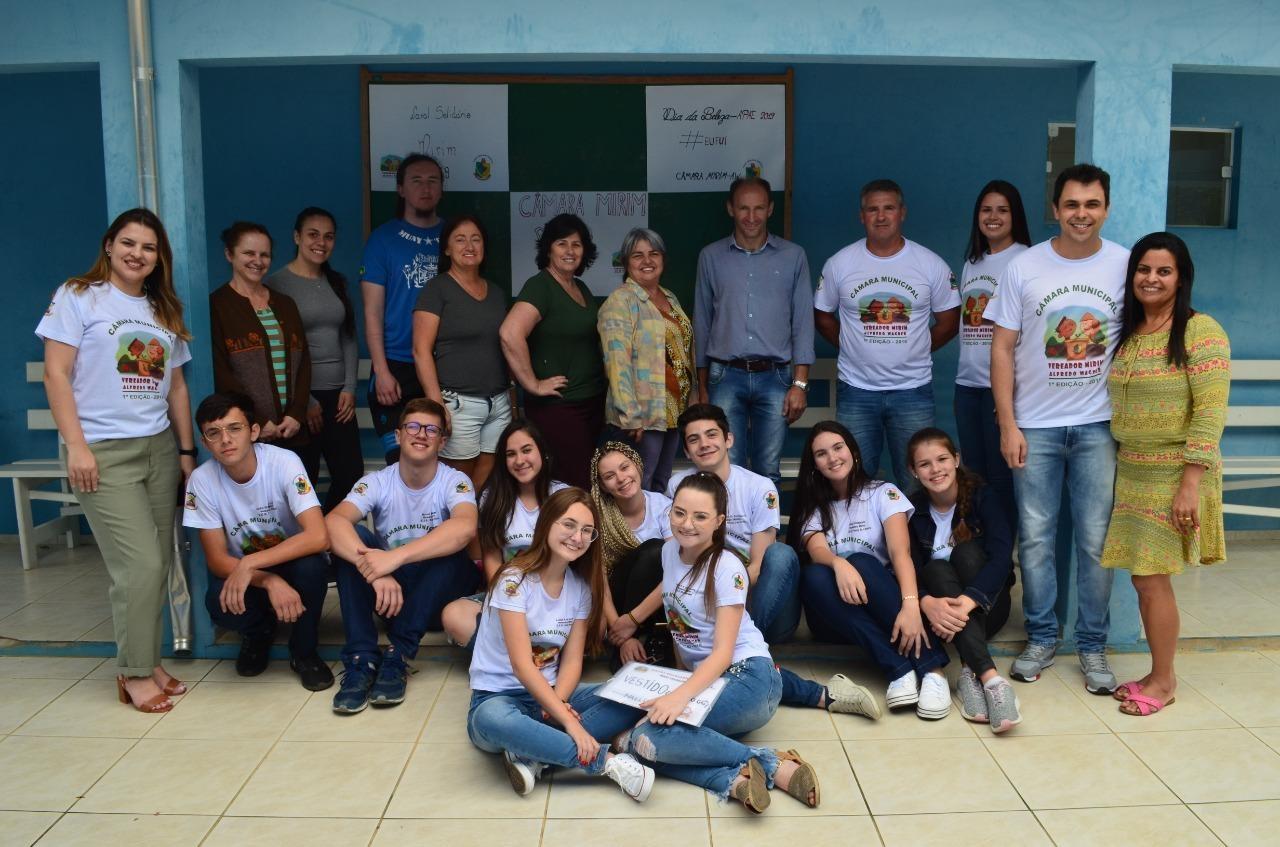 Vereadores Mirins de Alfredo Wagner promovem Natal Solidário para alunos da Apae do município
