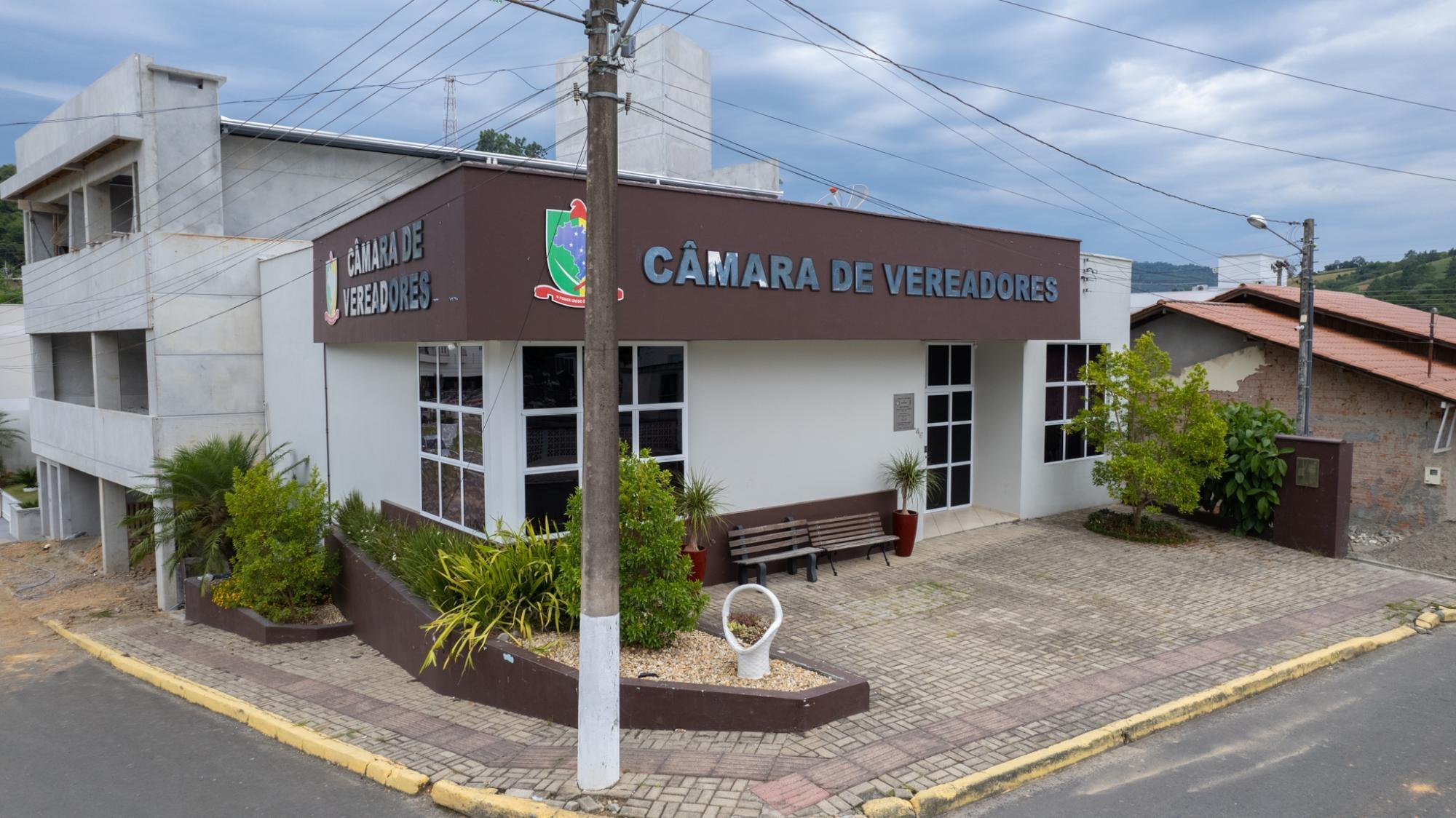 Vice-prefeito de Aurora nega custo por uso de terreno e cobra lei para cargas de pedra