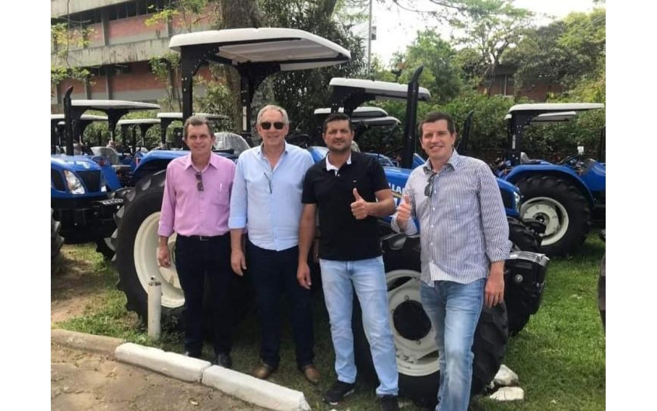 Vidal Ramos é beneficiado com um trator e implementos agrícolas