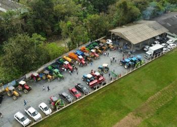 Vidal Ramos realiza a maior entrega de equipamentos agrícolas da história do município