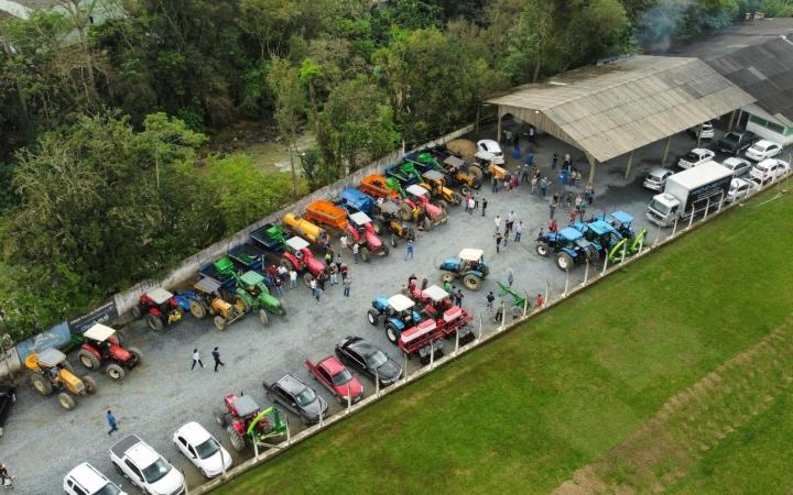 Vidal Ramos realiza a maior entrega de equipamentos agrícolas da história do município