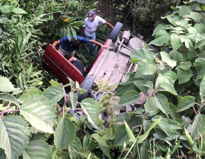 Veículo sai da pista em uma ponte e cai de altura de cerca de 4 metros - Foto: CBM de Ituporanga