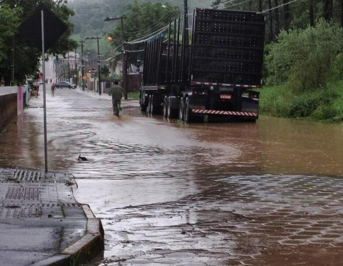 Chuva causa alagamentos e estragos em Taió - Foto: Reprodução/Demais News FM
