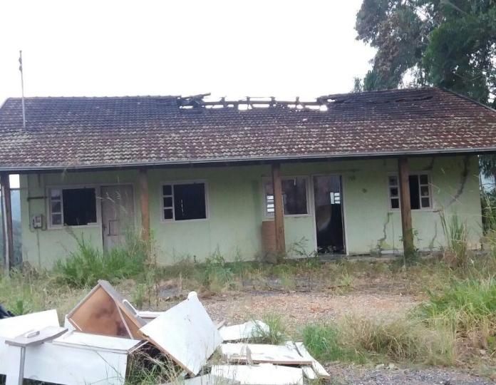Casa é parcialmente destruída pelo fogo em Ituporanga - 