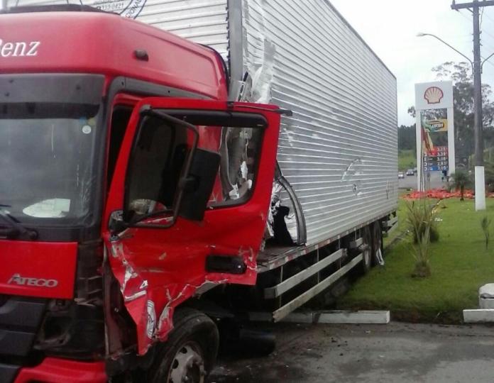 Caminhão carregado de cebolas tomba na BR-470 em Lontras - 