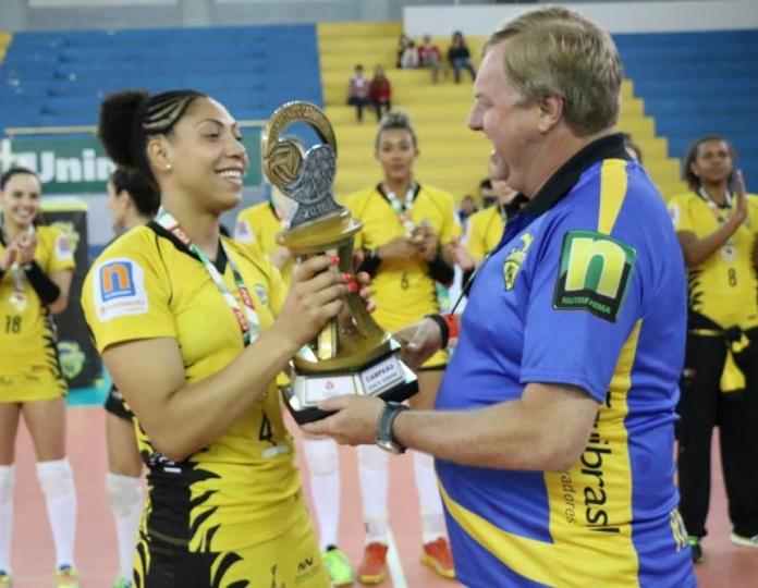 Rio do Sul conquista o heptacampeonato catarinense de voleibol feminino  - Rio do Sul 1° lugar - capitã Natiele