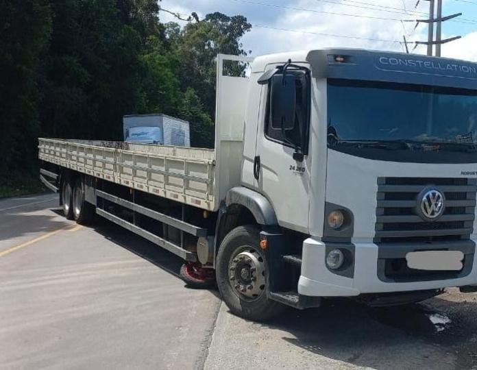Moto vai parar embaixo de caminhão em acidente em Rio do Sul - 