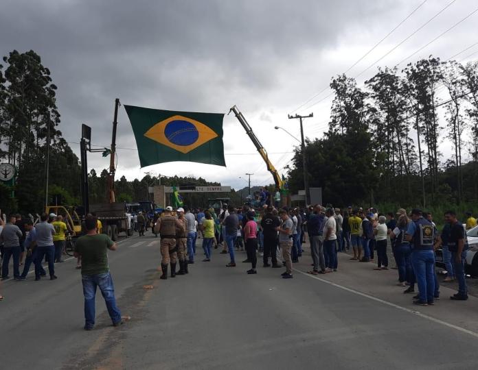 Eleições 2022: eleitores de Bolsonaro se concentram no portal de acesso a Ituporanga - 
