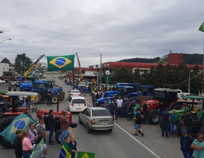 Eleições 2022: eleitores de Bolsonaro se concentram no portal de acesso a Ituporanga - 