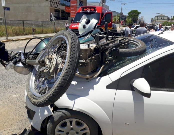 Moto fica em cima do carro após colisão em Rio do Oeste   - 
