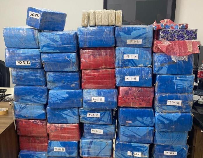 Ação conjunta da PRF e PM intercepta carregamento milionário de drogas - 