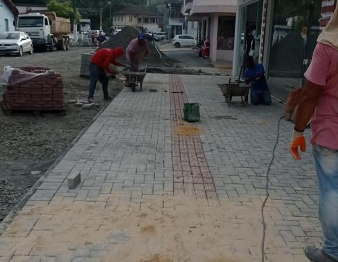 Concluído o trabalho de transferência de tubulação do leito da Avenida central para as calçadas no centro de Vidal Ramos - 