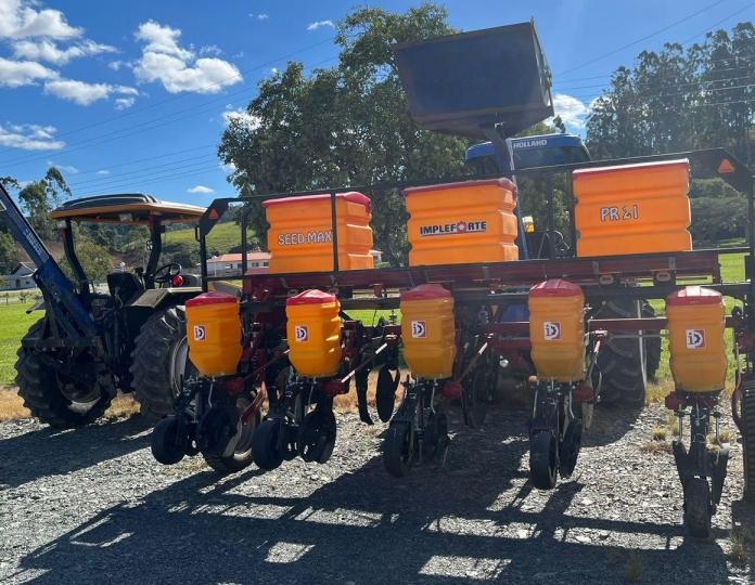 Administração de Petrolândia entrega equipamentos para Associação de Agricultores da Tifa dos Doerner - 
