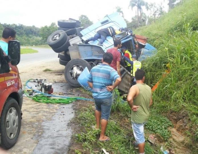  Motorista fica ferido após caminhão tombar na BR-470, em Pouso Redondo - Foto: Educadora AM / Divulgação 